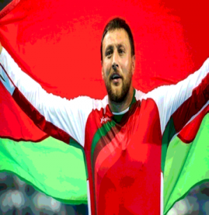 Футболист с флагом.png