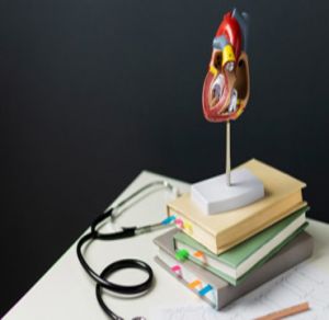 Статоскоп и медицинские книги.jpg